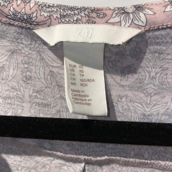 H&M pink floral blouse with v-neck line and buttons 3/4 sleeves - Picture 4 of 4